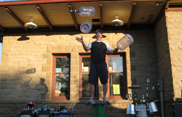 Jonny juggles jugs.