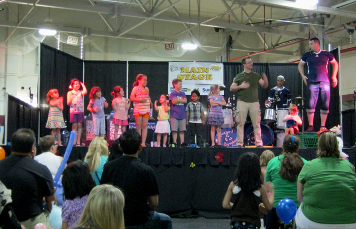 Jonny shows them to dance the Macarena.