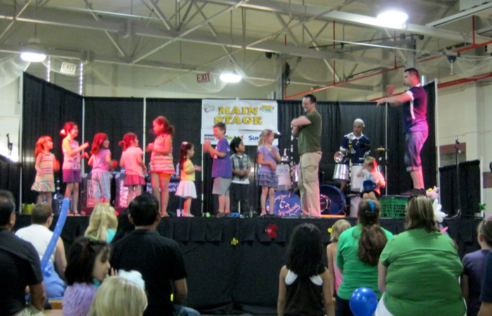 Jonny shows them to dance the Macarena.