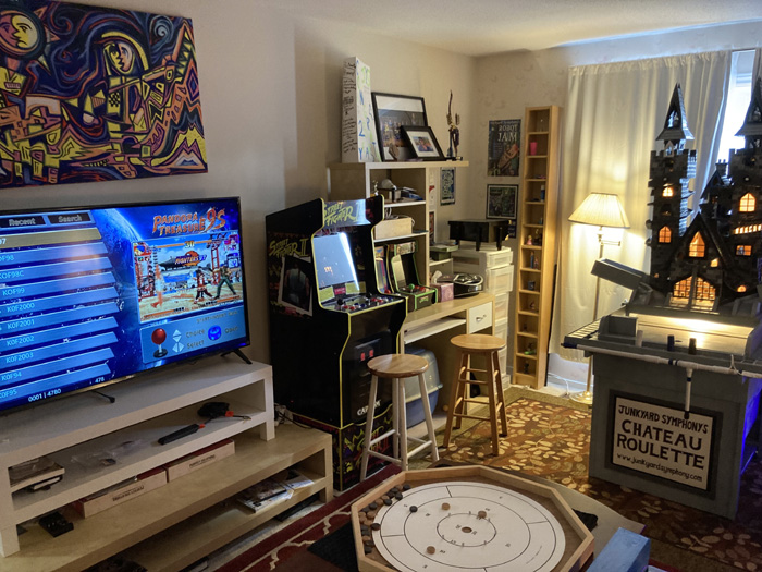 Junkyard Symphony's Groovy Games Getway, The TV Room