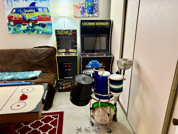 Junkyard Symphony's Groovy Games Getway, The TV Room